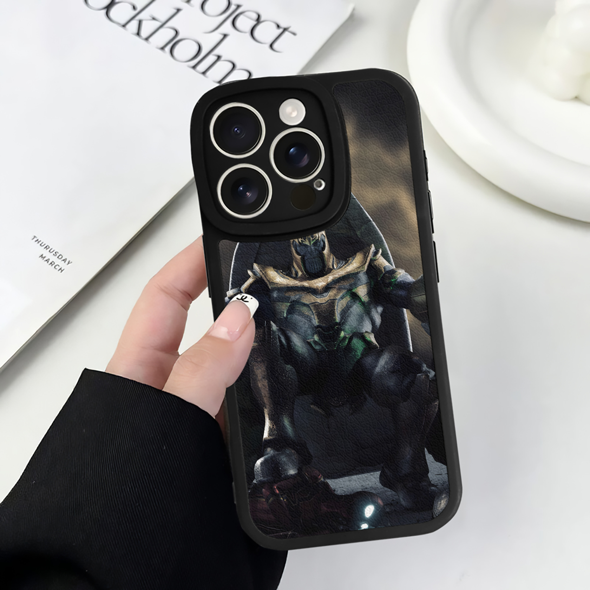 （画像用） アベンジャーズ The Avengers 【iPhone 16シリーズ対応】シリコンスマホケース（レザー調） 材質：シリコン